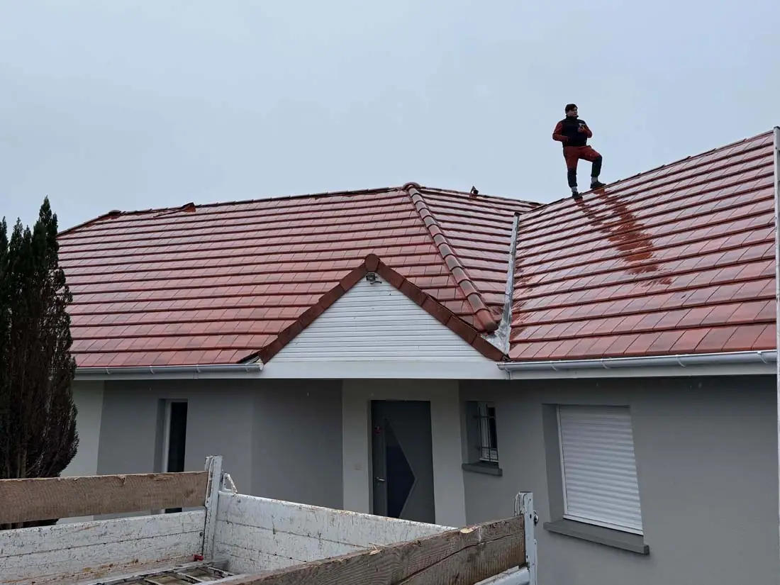 Artisan couvreur sur une toiture en tuiles à Artiguelouve (64230)