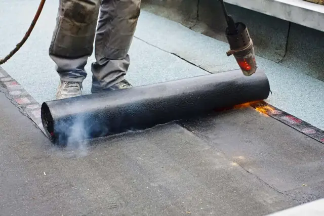 Pose d'une membrane d'étanchéité au chalumeau sur un toit plat